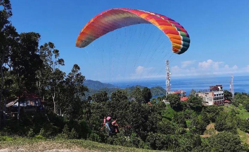 Atlet Paralayang yang tengah mengikuti Festival Paralayang Pesona Langkisau di Kabupaten Pesisir Selatan, Sumatra Barat 