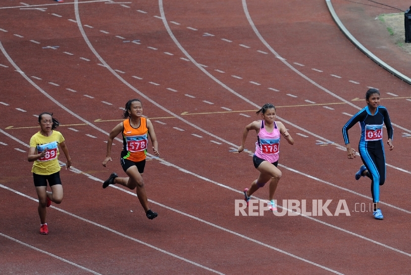  Atlet paralimpik asal Jawa Barat, Selly Dwi Juniarti (kedua kanan), beradu cepat dengan pelari lainnya dalam pertandingan cabang atletik lari nomor 100 meter T+54 putri Peparnas XV 2016 di Stadion Gelora Bandung Lautan Api, Jawa Barat, Selasa (18/10). 
