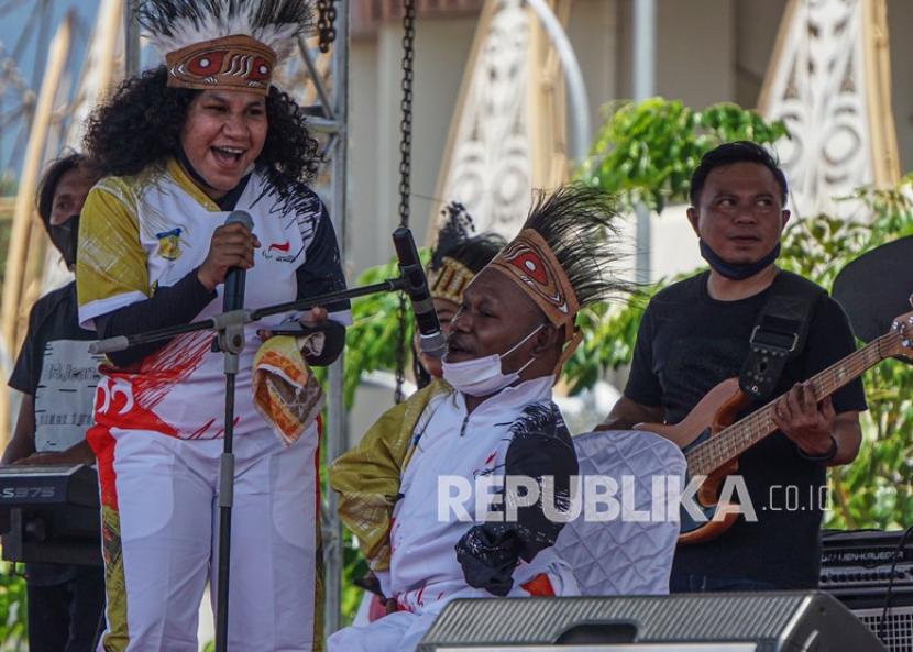 Atlet paralimpik Boccia Papua Rexus Ohee (tengah) menghibur peserta dalam pelepasan kontingen NPC Papua ke Peparnas XVI, di Kampung Harapan, Kabupaten Jayapura, Papua, Jumat (29/10/2021). Pelepasan kontingen NPC Papua tersebut akan dilepas Gubernur Papua Lukas Enembe selaku Ketua Umum Peparnas XVI Papua. 