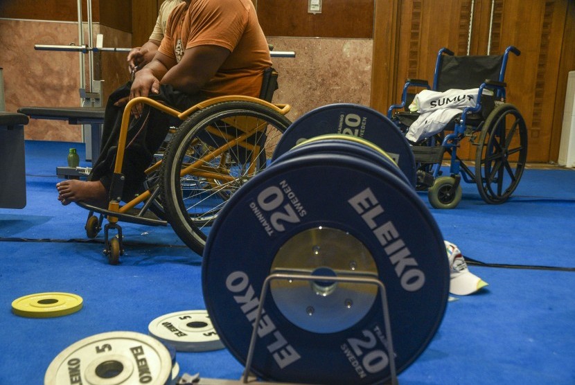 Atlet paralympic angkat berat menunggu giliran latihan resmi persiapan pertandingan PEPARNAS XV di Hotel Preanger, Bandung, Jawa Barat. (ilustrasi) 