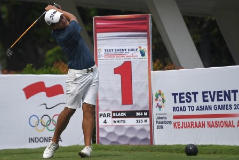 Atlet pelatnas Golf Almay Rayhan Yaqutah memukul bola saat mengikuti Test Event Golf Road to Asian Games 2018 di Pondok Indah Padang Golf, Jakarta Selatan, Selasa (31/10). Uji coba sebelum Asian Games 2018 tersebut berlangsung hingga 3 November 2017. 