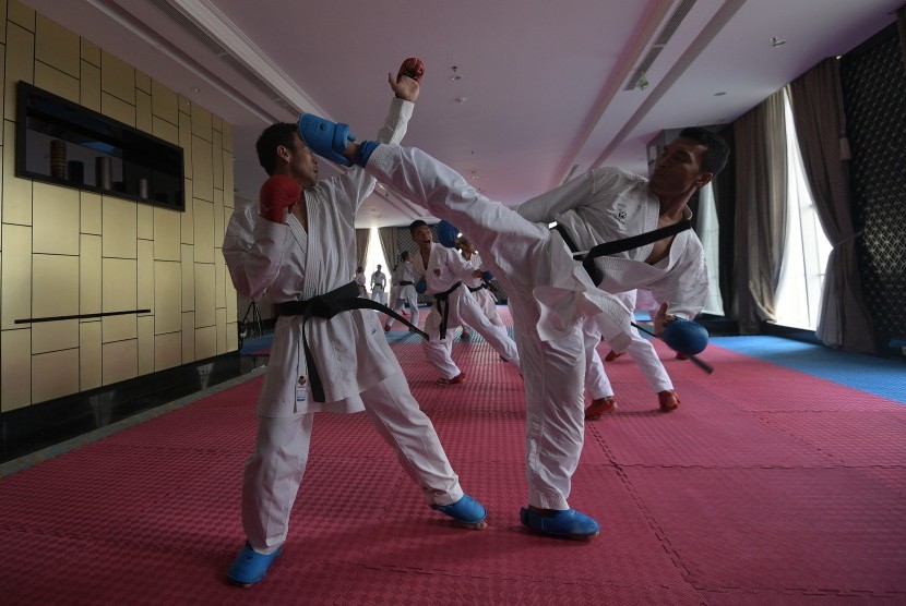 Atlet pelatnas Karate SEA Games 2017 Malaysia berlatih disela kunjungan Menpora Imam Nahrawi di Jakarta, Jumat (9/6).