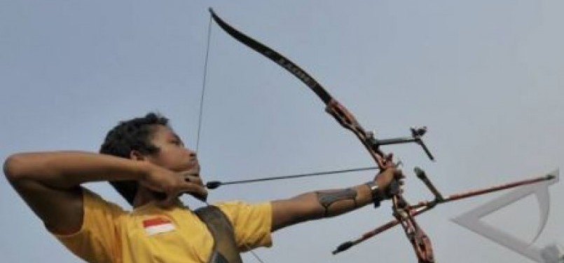 Atlet pelatnas panahan nomor recurve Alex Edwart melakukan latihan rutin persiapan menghadapi SEA Games XXVI di Jakarta, Rabu (21/9).