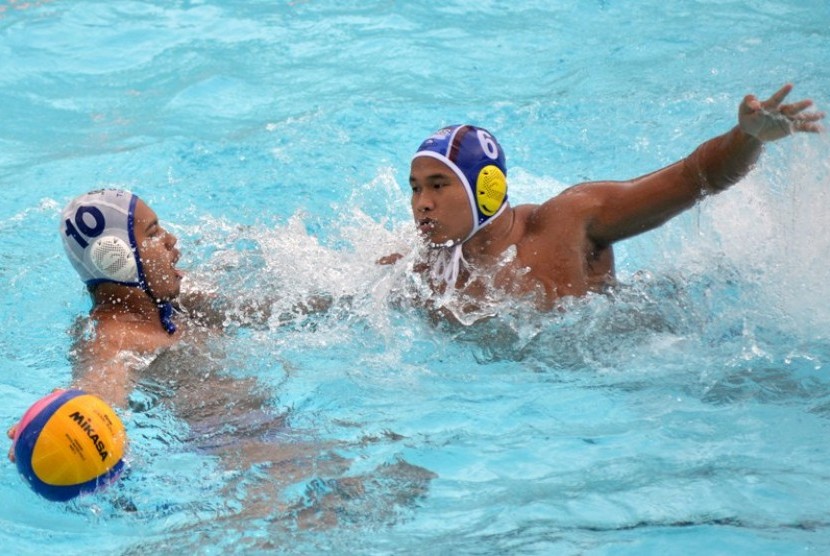 Atlet polo air Jabar Fakri Mahmud (kiri) berusaha melewati atlet polo air Sumsel M. Nurdiansyah pada pertandingan Semifinal Polo Air PON XIX Jabar di Stadion Renang Jalak Harupat, Kabupaten Bandung, Senin (19/9). 