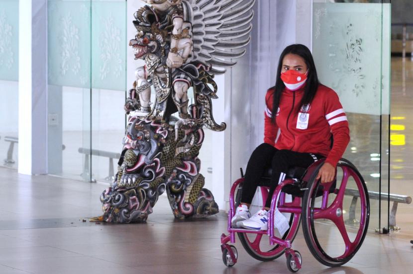 Atlet powerlifting Indonesia Ni Nengah Widiasih tiba di Bandara Internasional I Gusti Ngurah Rai, Badung, Bali, Sabtu (4/9/2021). Ni Nengah Widiasih tiba di Bali usai berhasil meraih medali perak dalam nomor powerlifting putri 41 kg Paralimpiade Tokyo 2020. 