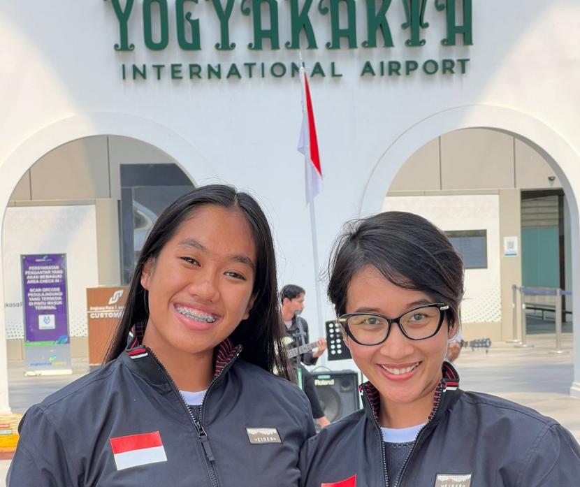 Atlet renang artistik asal Yogyakarta, Nabilah Umarella (kiri), akan mengikuti FINA World Junior Artistic Swimming Championships 2022 di Quebec, Kanada. 