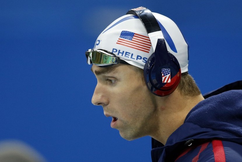 Atlet renang AS Michael Phelps mendengarkan musik sebelum berlaga di kolam renang Olimpiade Rio.