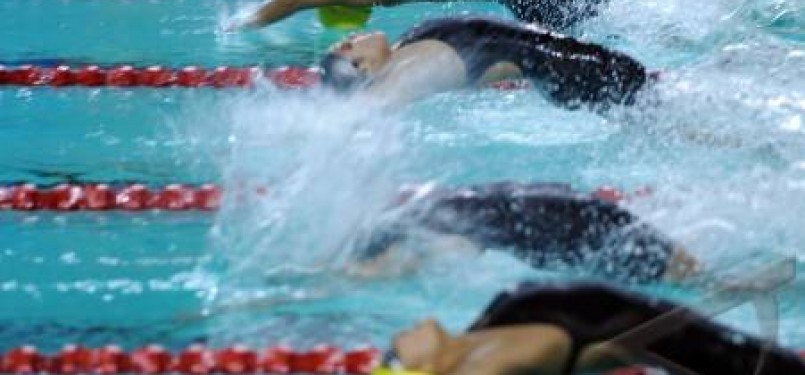 Atlet renang berpacu dalam pertandingan SEA Games XXVI di Stadion Akuatik Jakabaring Sport City, Palembang, Sumatera Selatan. 