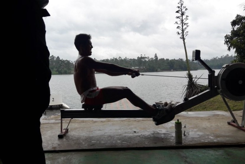 Atlet rowing berlatih di Pemusatan Latihan Nasional (Pelatnas) Pengalengan, Jawa Barat, Selasa (16/1). 