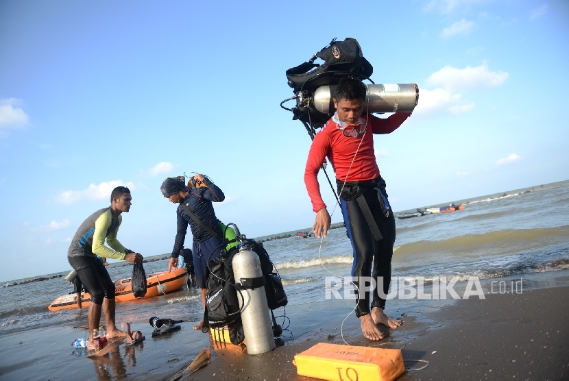 Atlet selam selesai melakukan tes uji coba PON XIX 2016 di Pantai Tirtamaya, Indramayu, Jawa Barat. (Republika/ Wihdan)