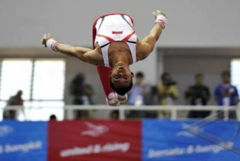 Atlet senam Indonesia, Muhammad Try, melakukan salto saat berlaga dalam gelang-gelang pertandingan final Senam Artistik keseluruhan (All Around) putra di Komplek Olah Raga Jakabaring, Palembang, Sumatera Selatan, Senin (14/11).