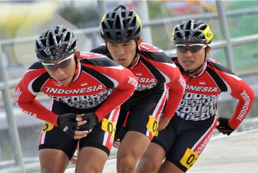 Atlet sepatu roda Indonesia, Alan Chandra (depan), Evan Christian (tengah) dan Norman Faisal, melakukan uji lapangan sebelum laga final nomor relay 3.000 Meter sepatu roda putra SEA Games 2011.