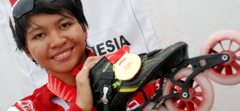 Atlet sepatu roda Indonesia, Sylvia, berpose dengan medali emas usai memenangi laga final nomor lari cepat 1.500 Meter sepatu roda putri SEA Games XXVI di Arena Sepatu Roda, Jakabaring Sport City, Palembang, Sumatera Selatan, Minggu (13/11). 
