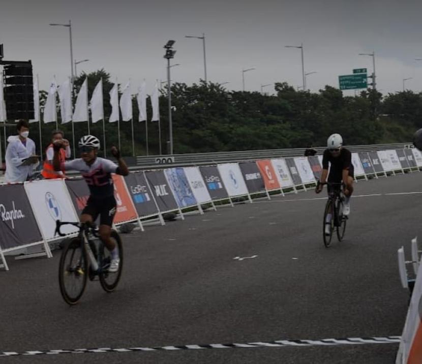 Atlet sepeda binaan ASC Monsters, Julian Abimanyu berhasil menyabet gelar juara di dua kelas sekaligus di nomor criterium, dalam event balap olahraga King of Track yang digelar di sirkuit BMW driving range Incheon, Korea Selatan, akhir pekan kemarin. 