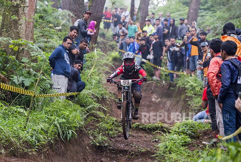 Atlet sepeda downhill Jawa Tengah Nining Purwaningsih melintasi rintangan saat final Downhill Individual Women Elite PON XIX 