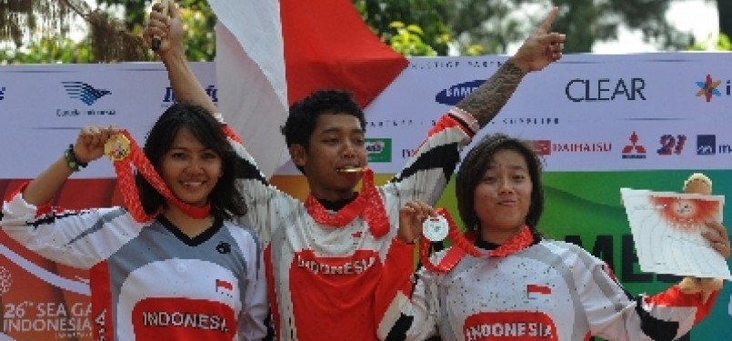 Atlet sepeda MTB Down Hill putra Indonesia, Purnomo (tengah), bersama rekannya Risa Suseanty (kiri) dan Fitriyanti Riyanti memgang medali SEA Games XXVI mereka di Sebek, Gunung Pancar, Bogor, Jabar, Sabtu (12/11).