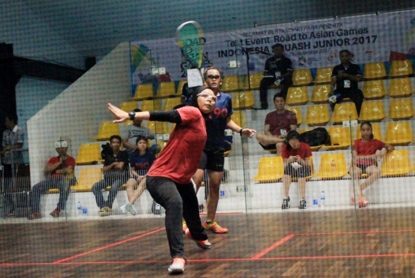 Atlet squash Singapura (merah) berhadapan dengan Kalimantan Timur dalam test event Asian Games 2018 bertajuk Indonesia Squash Junior di Siliwangi Squash Center, Bandung, Kamis (14/9).