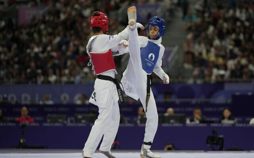 Atlet taekwondo Arab Saudi, Dunya Abutaleb mengalahkan atlet Israel Avishag Semberg di Olimpiade Paris 2024. Hal itu membuat Semberg menangis.