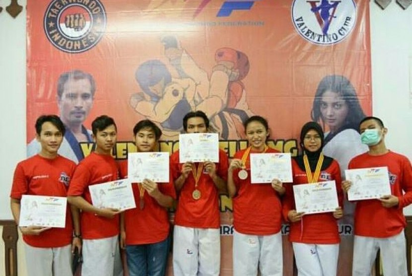 Atlet Taekwondo BSI peraih medali di Kejuaraan Taekwondo Se-DKI Jakarta.