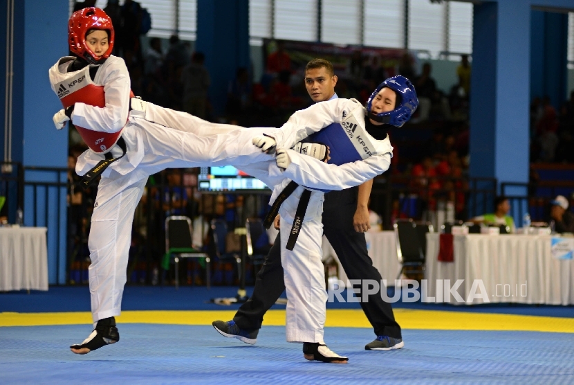 Dua atlet taekwondo Lia Karina Masur (kiri) melawan Fadhlunna Kairunnisa dalam final kelas di bawah 67 kilogram putri pada PON XIX di , Bandung, Jawa Barat, September lalu. Peraih emas PON XIX berkesempatan ikut seleksi tim SEA Games 2017.