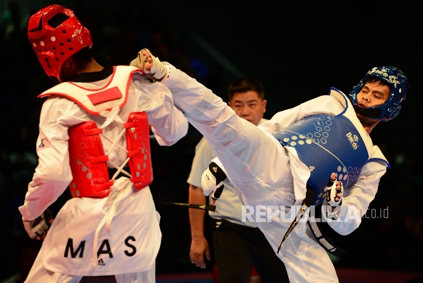  Atlet Taekwondo Indonesia Dinggo Ardian Prayogo bertarung melawan taekwondo Philipina Morrison Thomas Harper pada nomor Kyorugi 74 kg Taekwondo SEA Games 2017 Kuala Lumpur di KLCC, Malaysia, Ahad (27/8).