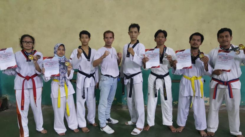 Atlet taekwondo Universitas Nusa Mandiri (UNM) memborong penghargaan pada  Kejuaraan Taekwondo Papua Open Virtual 2021.    