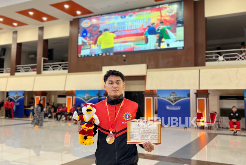 Atlet Tapak Suci Universitas Muhammadiyah (Unismuh) Makassar berhasil meraih medali perak dalam kelas bebas beregu tanding putra pada ajang 2nd World Championship Tapak Suci di GOR Pertamina Universitas Brawijaya, Kota Malang, Jawa Timur, 3 Agustus 2025.