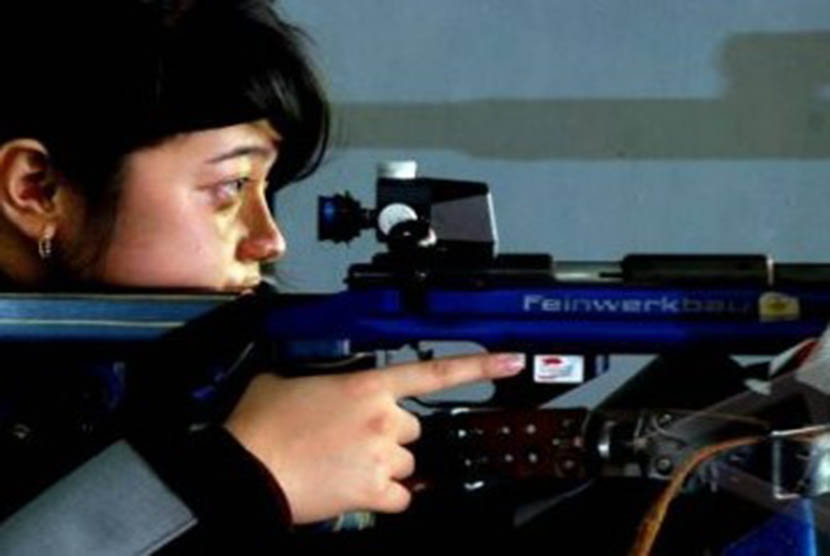 Atlet tembak Indonesia, Ardy Maharani saat mengikuti final 50 m Rifle Prone Putri Perorangan SEA Games XXVI, di Shooting Range, Jakabaring Sport Centre, Palembang, Sumsel, Senin (14/11). 