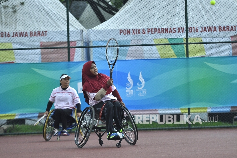 Atlet tenis kursi roda ganda putri Jabar Laely Yuntari  tetap mengenakan jilbab saat bertanding. (Ilustrasi) 
