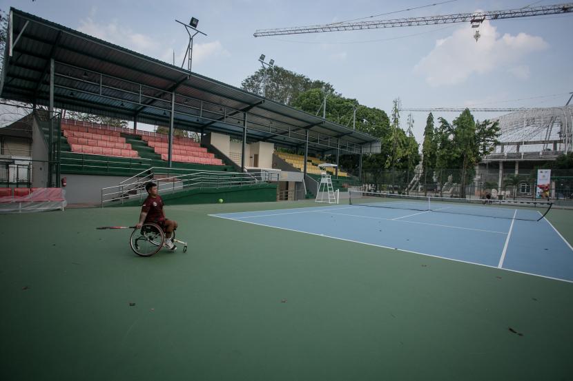 Atlet tenis kursi roda Indonesia berlatih di venue lapangan tenis Manahan, Solo, Jawa Tengah, Jumat (22/7/2022). Lapangan tenis tersebut telah selesai direnovasi ramah disabilitas untuk pertandingan ASEAN Para Games 2022. 