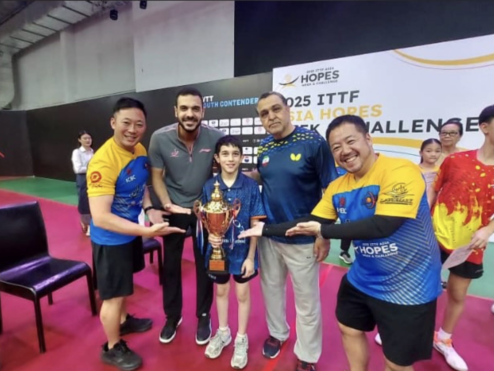 Atlet tenis meja Iran, Yasin Shoari (tengah) saat menjuarai kejuaraan usia belia di Laos, September 2025.