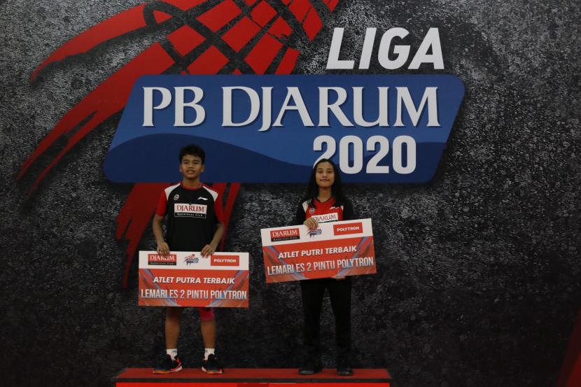 Atlet terbaik Liga PB Djarum 2020 Iqbal Asrullah (kiri) dan Mutiara Ayu Puspitasari (kanan). 