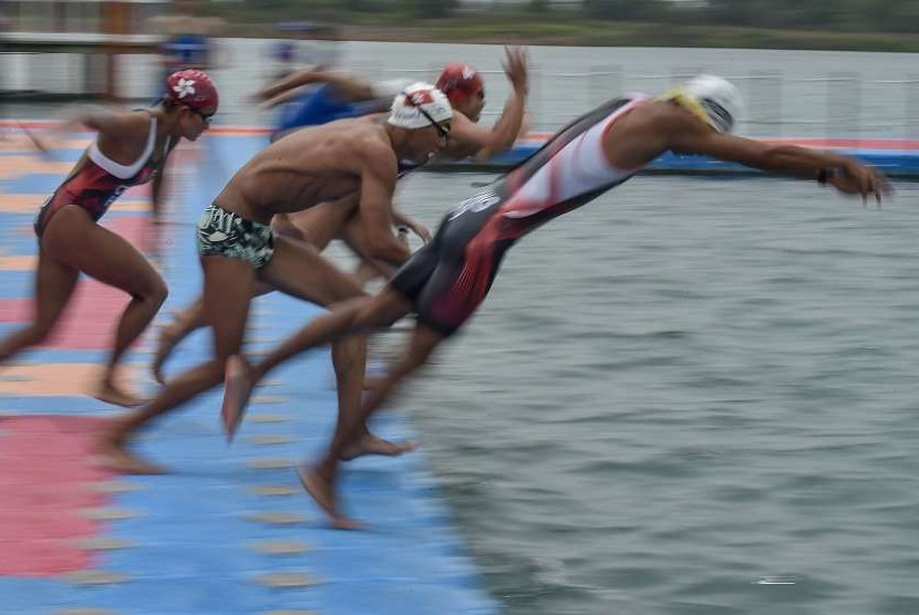 Atlet Triathlon melompat ke dalam air saat sesi latihan di arena Triathlon Jakabaring Sport City, Palembang, Sumsel, Rabu (29/8). Triathlon merupakan cabang olahraga baru yang di pertandingkan di Asian Games 2018, dan akan dilangsungkan pada Jumat (31/8). 