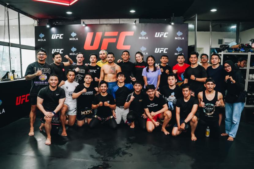 Atlet UFC Indonesia, Jeka Saragih, memberi latihan olahraga seni bela diri campuran (MMA) dalam acara Warrior Workout di Jakarta. 