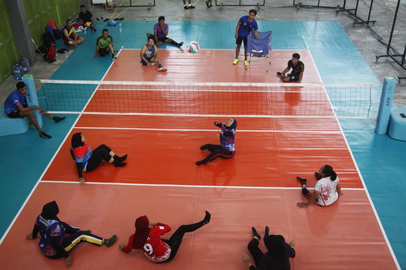 Ilustrasi. Atlet voli duduk National Paralympic Committee (NPC) melakukan persiapan untuk ASEAN Para Games 2022.