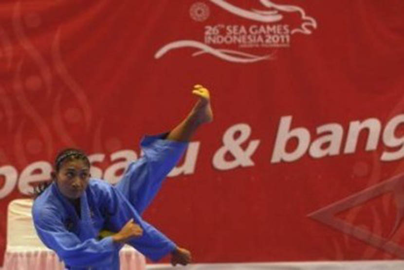 Atlet Vovinam putri Indonesia Ni Kadek Wulandari beraksi dalam final tunggal putri kategori Performance Sea Games XXVI di GOR Sunter, Jakarta, Selasa (15/11).