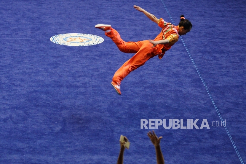 Atlet Wuhsu Jawa Barat Monica Pranciska memeragakan jurus pada pertandingan Chang Quan Putri PON XIX di GOR Padjajaran, Bandung, Jawa Barat, Ahad( 18/9). (Republika/ Rakhmawaty La'lang)