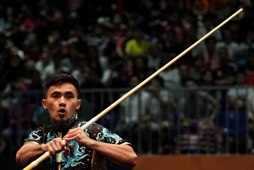 Atlet wushu Indonesia Achmad Hulaefi memperagakan jurus dalam nomor gabungan gunshu dan daoshu wushu putra SEA Games XXIX Kuala Lumpur di Kuala Lumpur Convention Centre, Malaysia, Ahad (20/8)