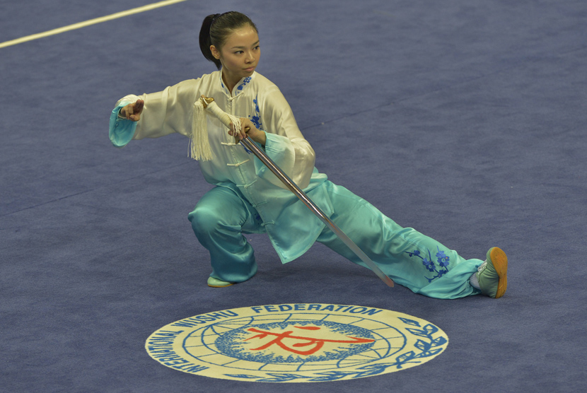 Atlet Wushu Indonesia Lindswell Kwok memperagakan jurus pada kategori Taulo nomor Taijijian Putri Asian Games 2014 di Ganghwa Dolmens Gymnasium, Incheon, Korsel, Senin (22/9). (Antara/Saptono)