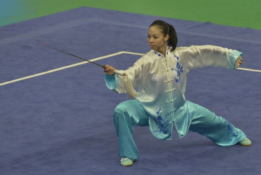 Atlet Wushu Indonesia Lindswell Kwok memperagakan jurus pada kategori Taulo nomor Taijijian Putri Asian Games 2014 di Ganghwa Dolmens Gymnasium, Incheon, Korsel, Senin (22/9). Lindswell yang turun di nomor Taijijian dan Taijiquan itu diharapkan dapat menyu