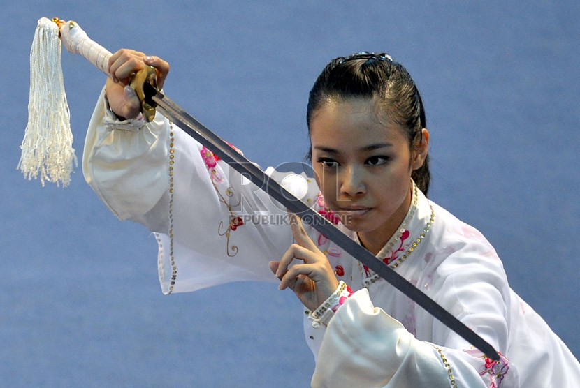  Atlet Wushu Indonesia Lindswell tengah beraksi dalam cabang olahraga wushu nomor Taiji Jian putri 