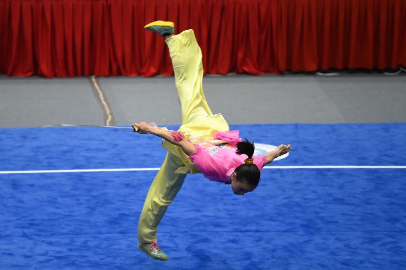 Atlet Wushu Indonesia Nandhira Mauriskha menampilkan jurus pada final Taolu Jian Shu Putri SEA Games 2021 Vietnam di Cau Giay Gymnasium, Hanoi, Vietnam, Jumat (13/5/2021). Nandhira meraih medali perak dengan poin 9,67.