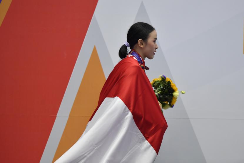 Atlet Wushu Indonesia Nandhira Mauriskha menuruni podium usai menerima medali perak yang diraihnya pada final Chang Quan Putri Wushu SEA Games 2021 Vietnam di Cau Giay Gymnasium, Hanoi, Vietnam, Ahad (15/5/2021). Nandhira meraih medali perak pada nomor Taolu Jian Shu dan Chang Quan Putri. 
