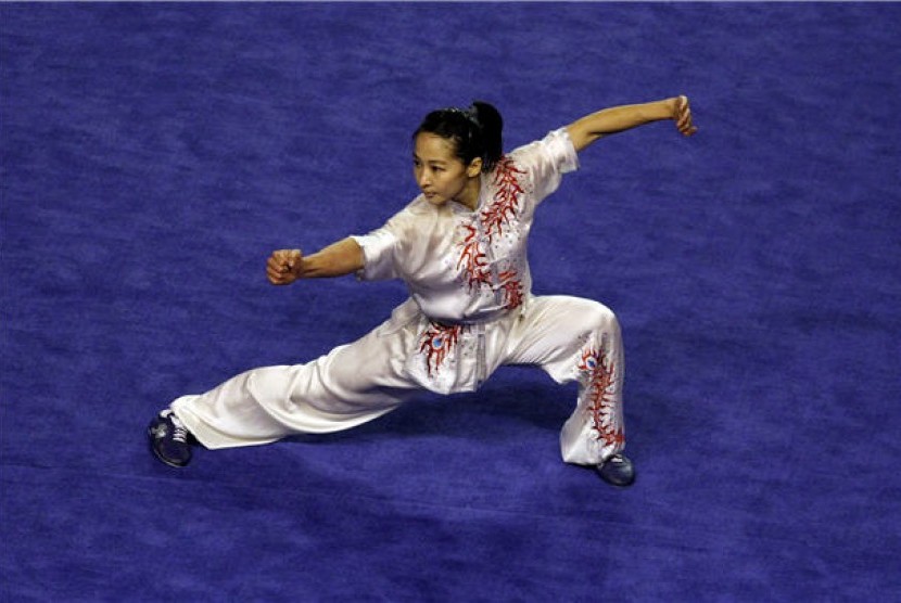 Atlet Wushu Indonesia, Susyana Tjhan, beraksi dalam babak Final nomor Chang Quan putri SEA Games 2011. 