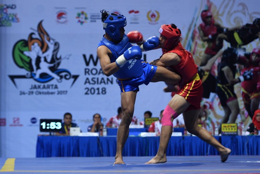 Atlet wushu putra Sumatra Utara yang kini menjadi atlet Mixed Martial Arts (MMA) Jeka Asparido Saragih (kiri).