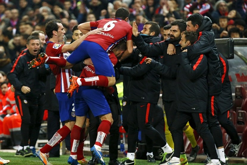 Atletico Madrid players celebrate Antoine Griezmann's goal