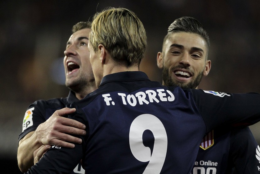 Atletico Madrid's Fernando Torres celebrates a goal with team mates