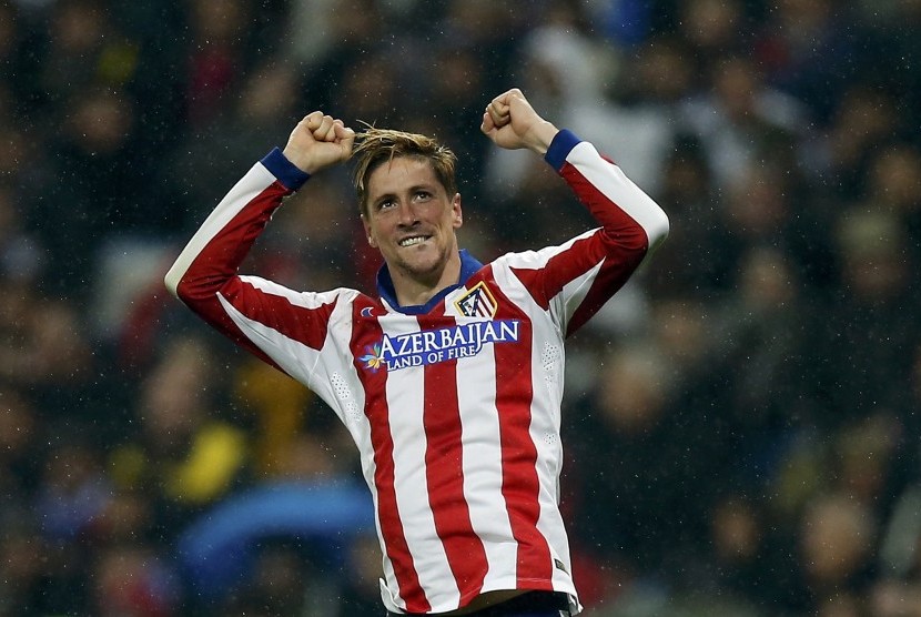 Atletico Madrid's Fernando Torres celebrates after scoring his second goal during their King's Cup round of 16 second leg soccer match against Real Madrid at the Santiago Bernabeu stadium in Madrid, January 15, 2015