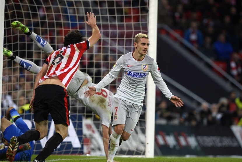 Atletico Madrid's Greizmann (R) celebrates a goal against Athletic Bilbao during their Spanish first division soccer match at San Mames stadium in Bilbao December 21, 2014. 