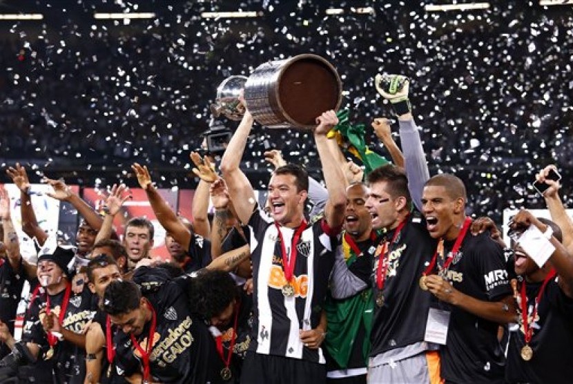 Atletico Mineiro meraih trofi Copa Libertadores 2013 setelah menaklukkan Olimpia di final.